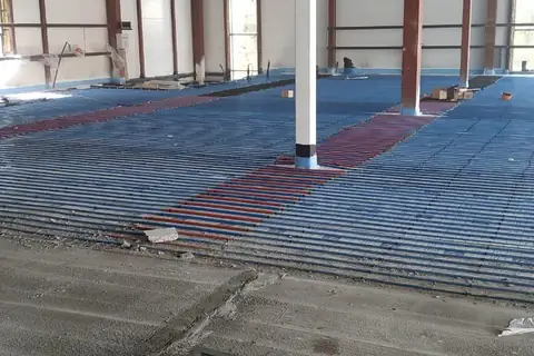 Монтаж водяного тёплого пола в производственном цехе